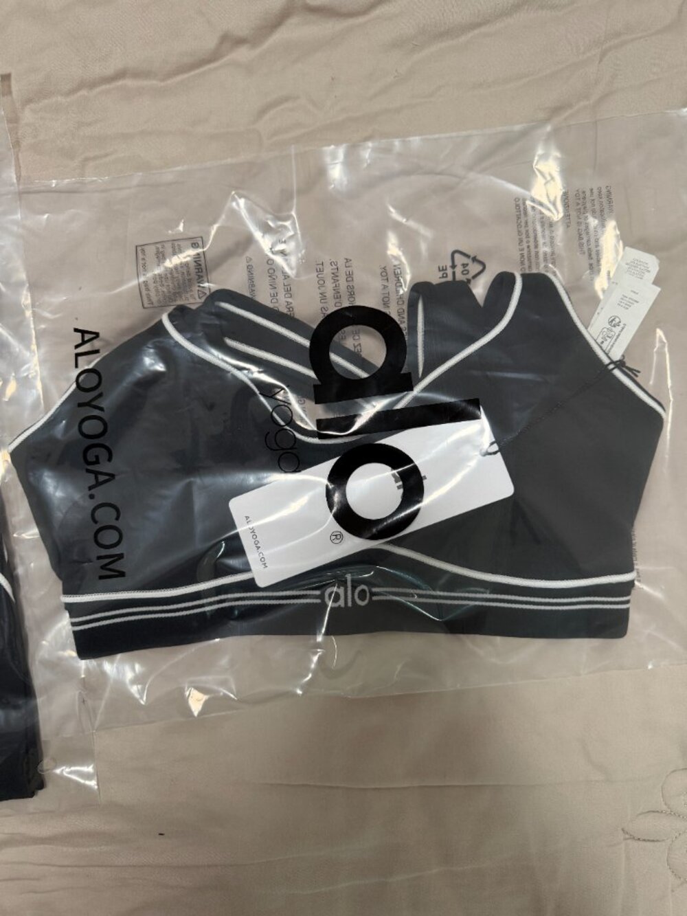 Alo Yoga Airbrush Heart Throb Bra And Legging Set Black - Picture 4 of 9